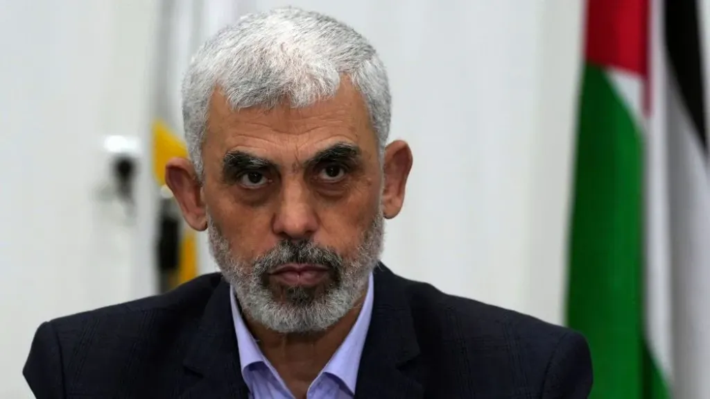 فيديو جديد يكشف لحظات يحيى السنوار الأخيرة قبل استشهاده في غزة (شاهد)
